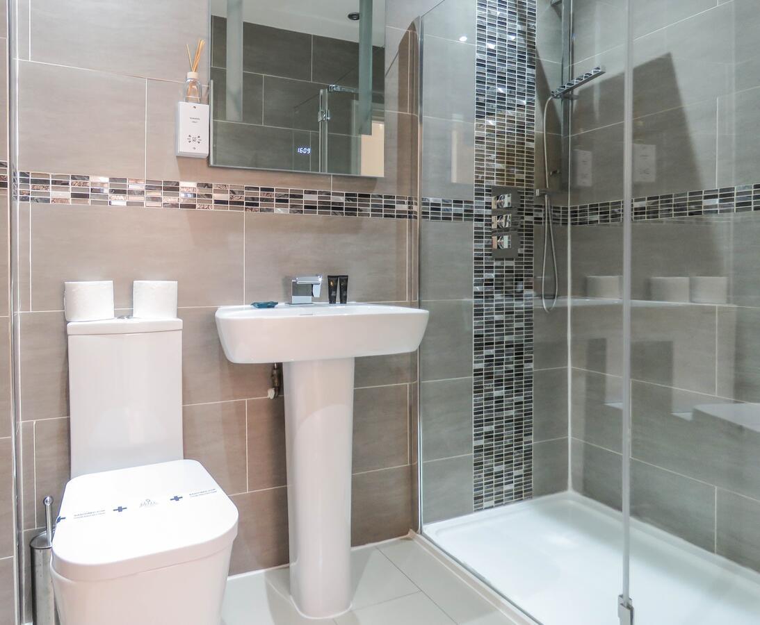 ברמינגהאם Tudors Esuites Four Bedroom House מראה חיצוני תמונה