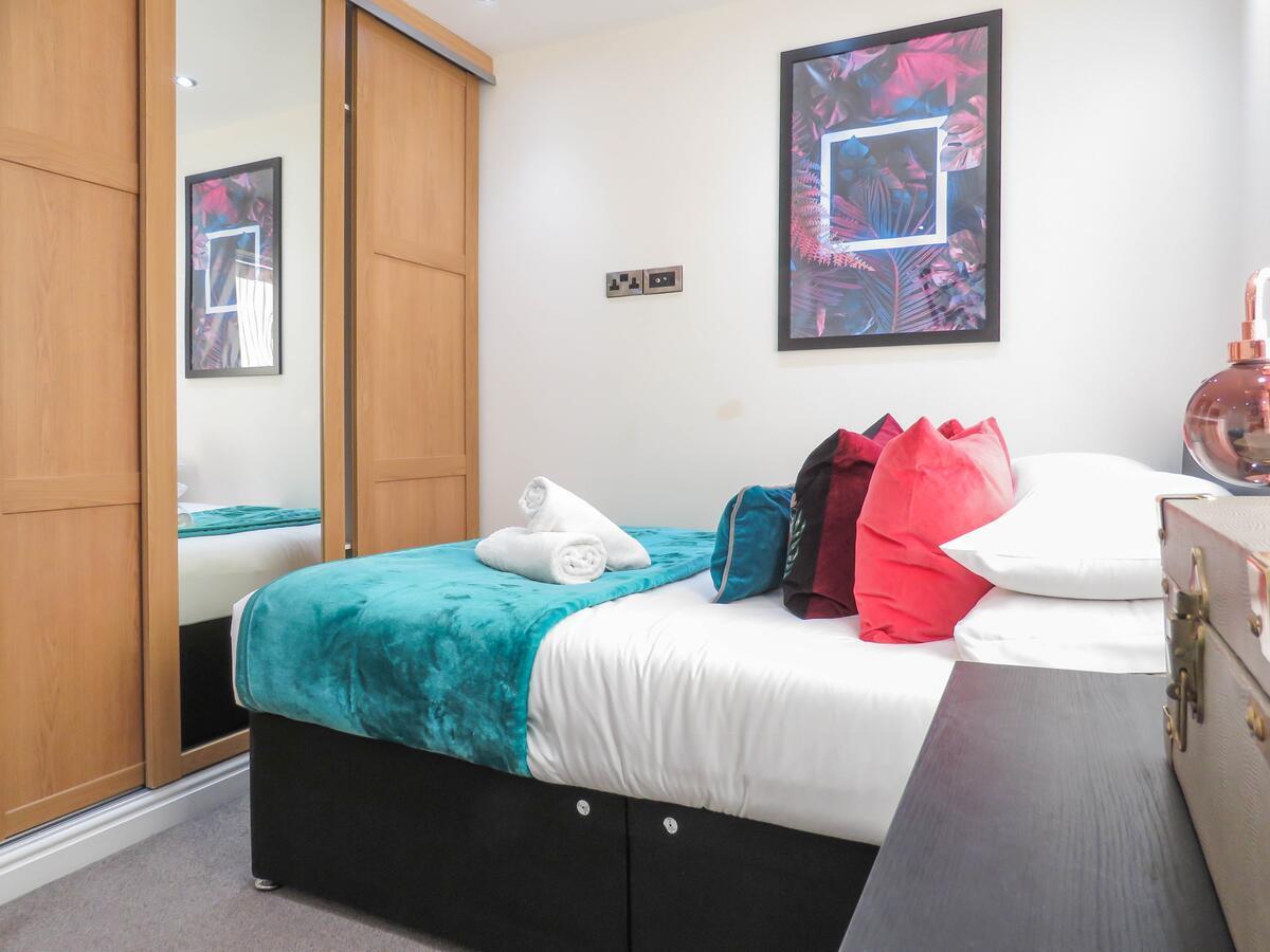 ברמינגהאם Tudors Esuites Four Bedroom House מראה חיצוני תמונה